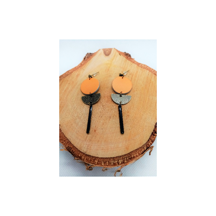 Boucles d'oreille "Moon" -en cuir orange, breloque bronze et sequin noir