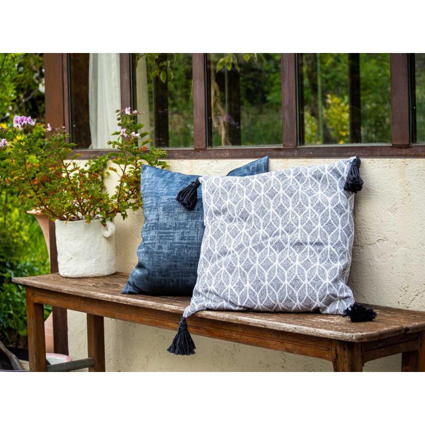 Coussin "graphique" et pompons