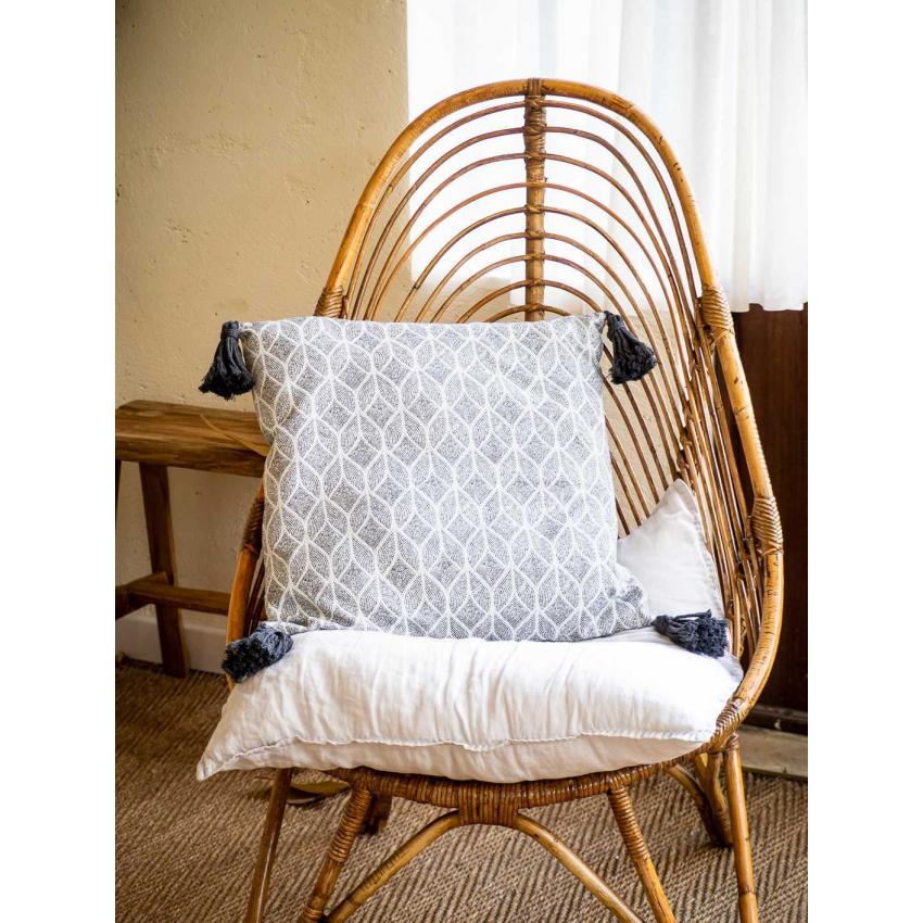 Coussin "graphique" et pompons