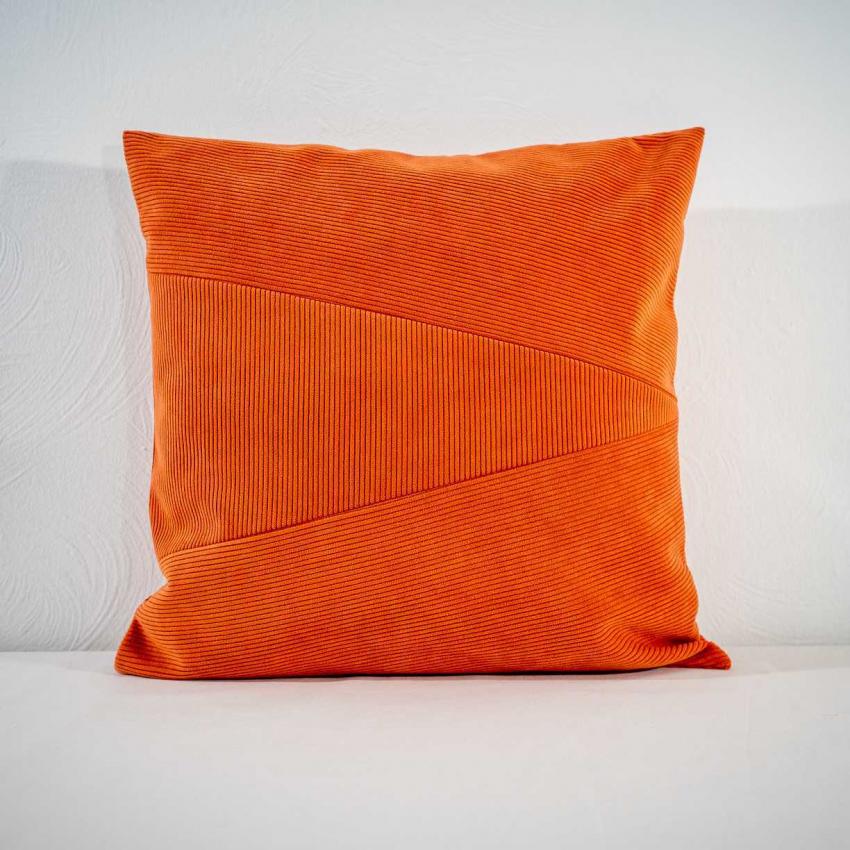 Coussin en "velours milleraies" orange