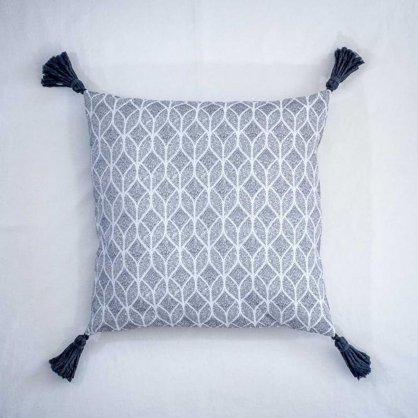 Coussin "graphique" et pompons