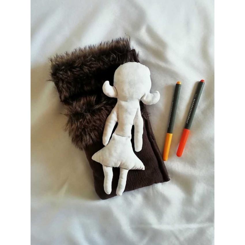 Pecolina à colorier, accompagnée de son lit à fourrure