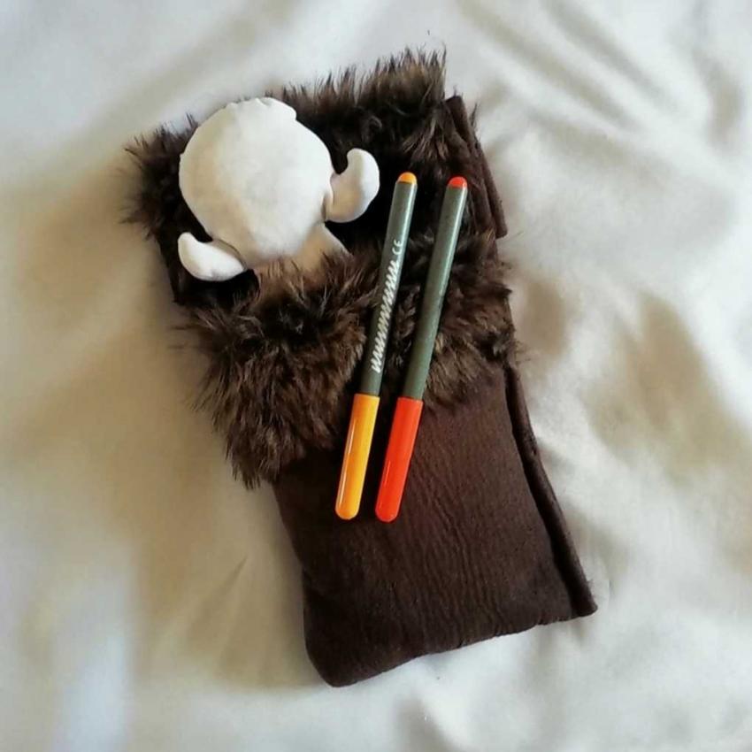 Pecolina à colorier, accompagnée de son lit à fourrure