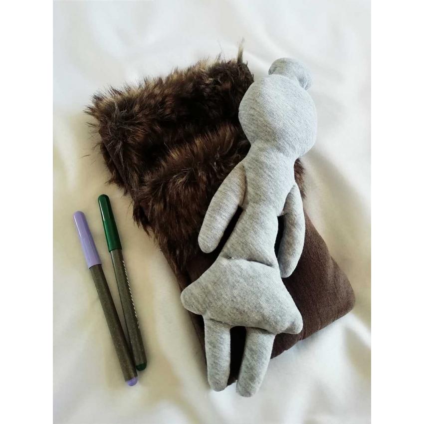 Pecolina à colorier, grise accompagnée de son lit de fourrure marron