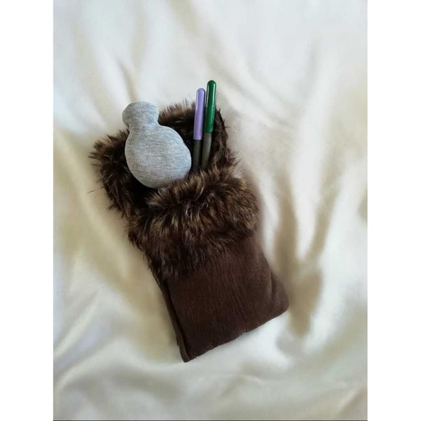 Pecolina à colorier, grise accompagnée de son lit de fourrure marron