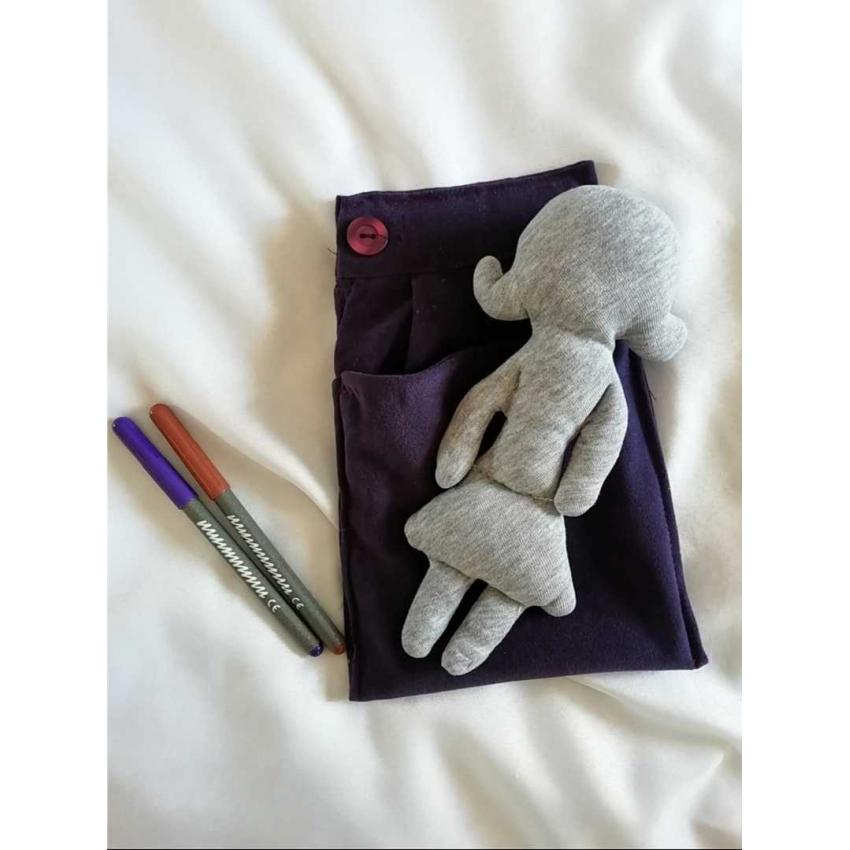 Pecolina à colorier, grise, accompagnée de son lit violet