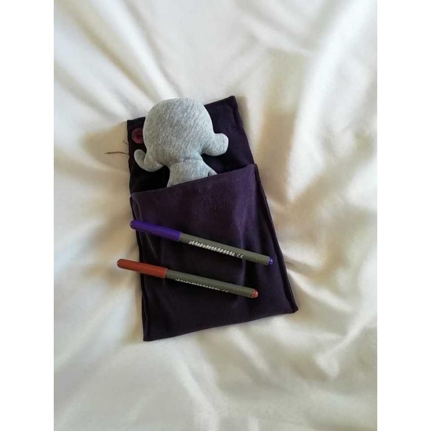 Pecolina à colorier, grise, accompagnée de son lit violet