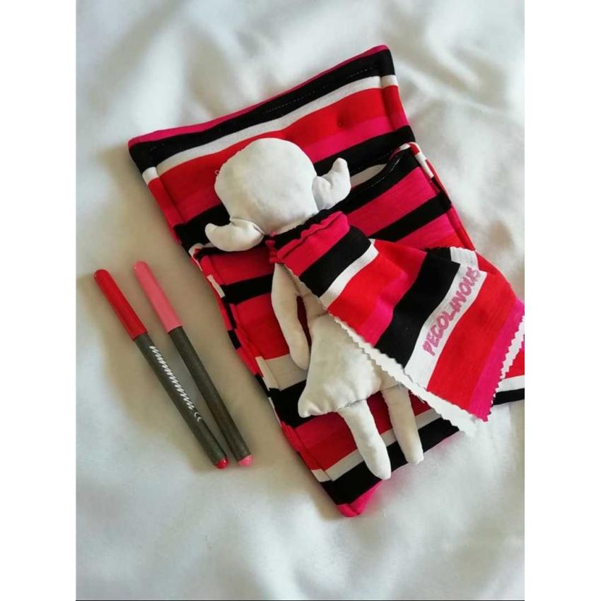 Pecolina à colorier, blanche dans son lit rose et rouge à rayures