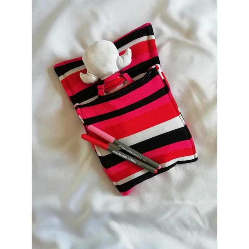 Pecolina à colorier, blanche dans son lit rose et rouge à rayures