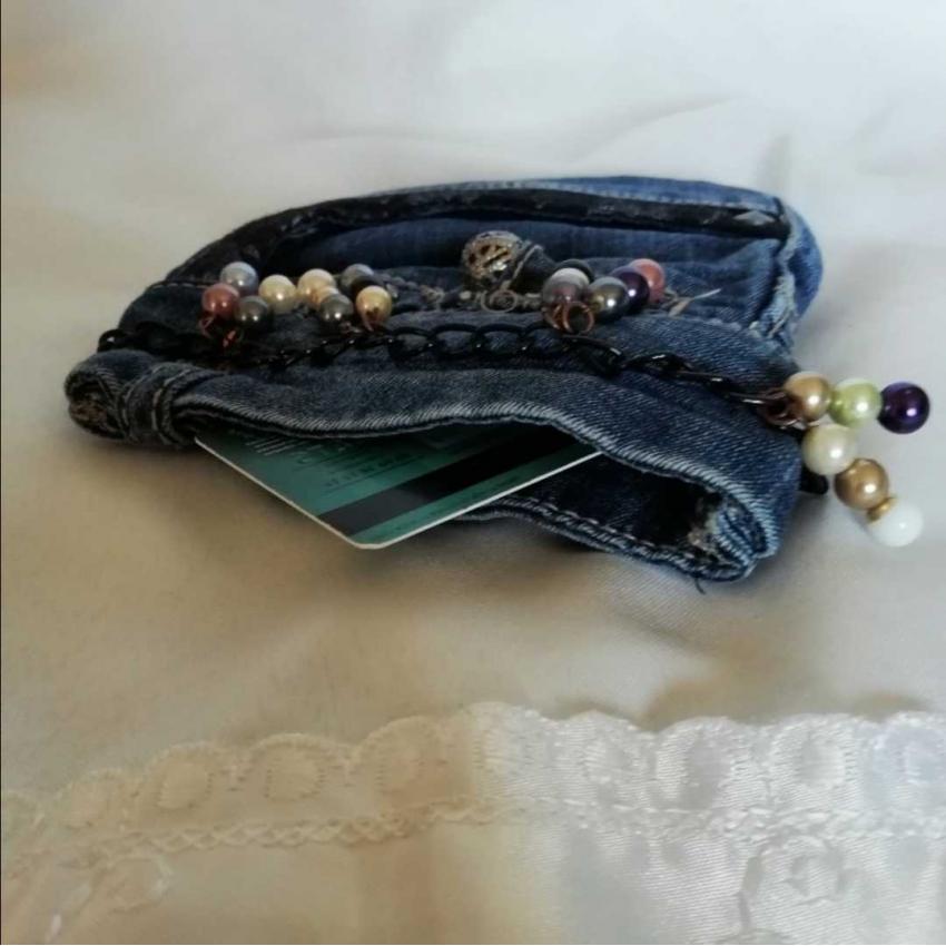 Porte monnaie en poches de jeans et perles recyclées