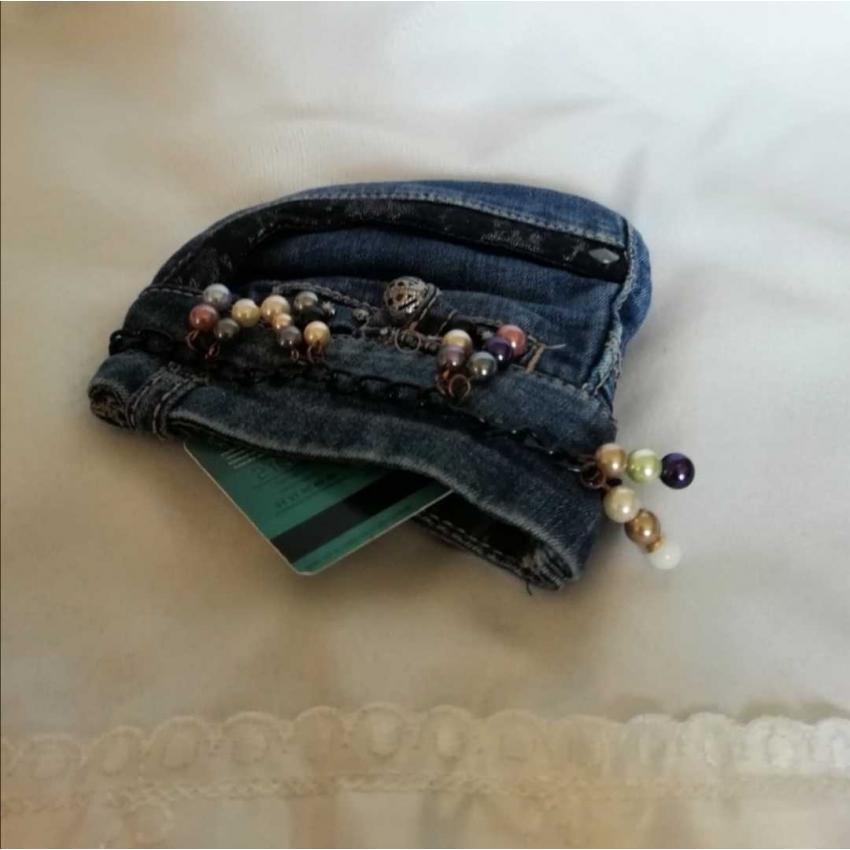 Porte monnaie en poches de jeans et perles recyclées