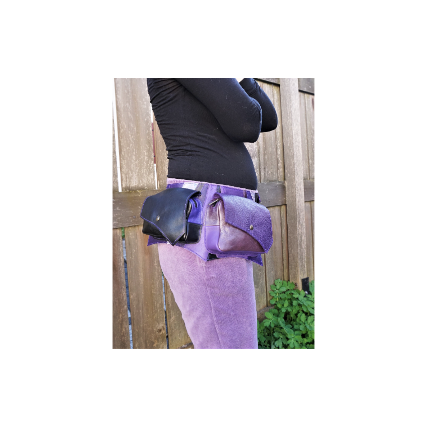 Ceinture utilitaire multi poches en patchwork de cuirs violets et noirs pour voyage ou festival