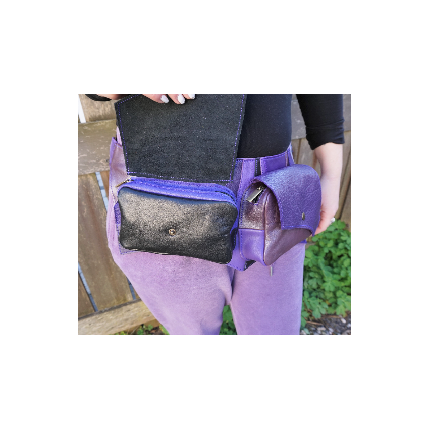Ceinture utilitaire multi poches en patchwork de cuirs violets et noirs pour voyage ou festival