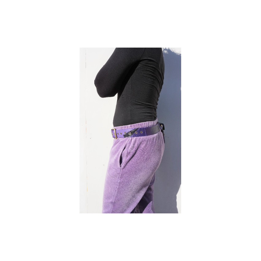 Ceinture utilitaire multi poches en patchwork de cuirs violets et noirs pour voyage ou festival