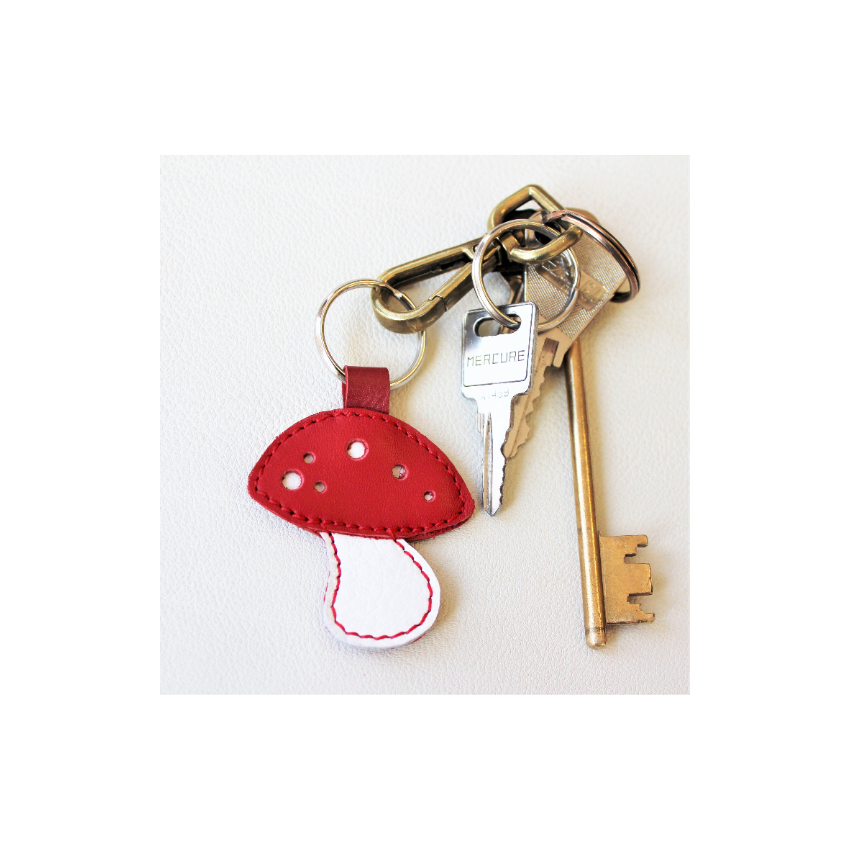 Porte clé ou bijou de sac amanite en cuir rouge et blanc