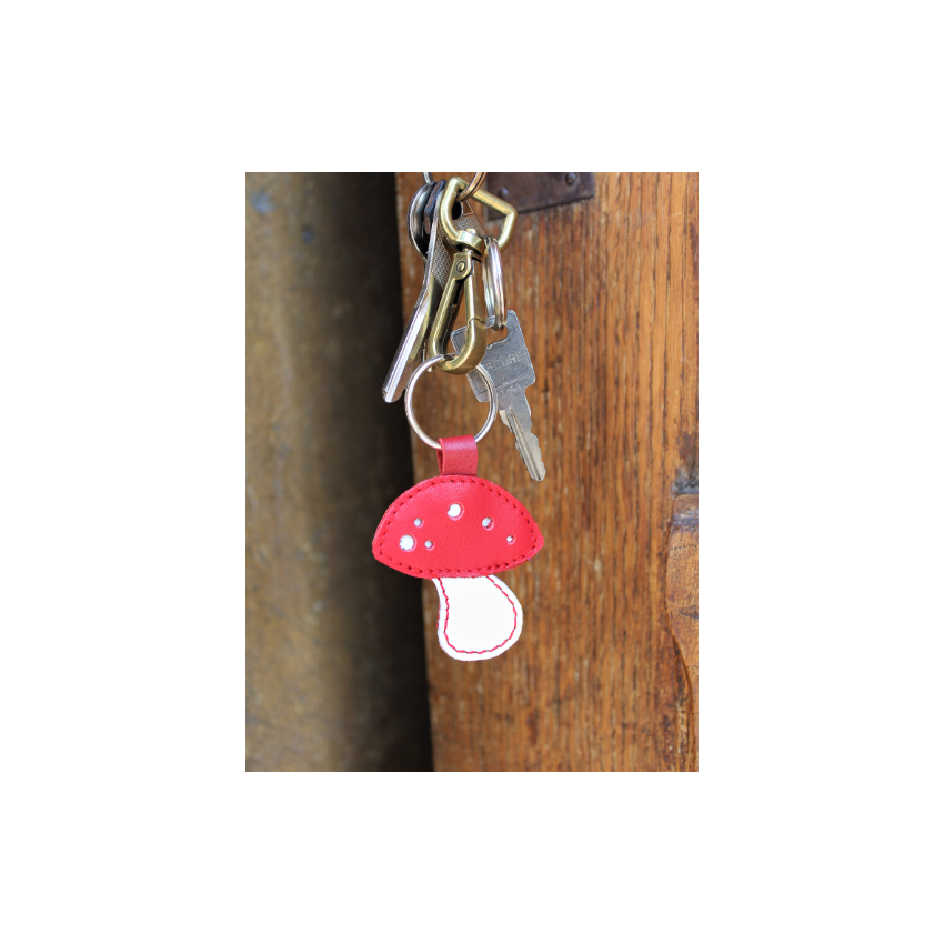Porte clé ou bijou de sac amanite en cuir rouge et blanc