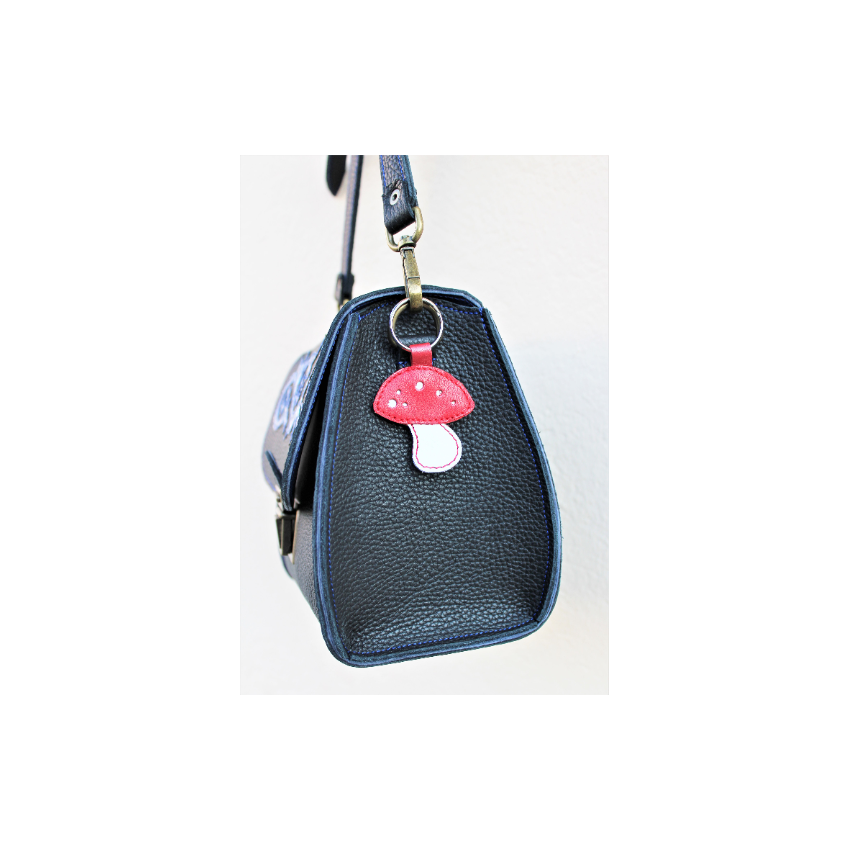 Porte clé ou bijou de sac amanite en cuir rouge et blanc