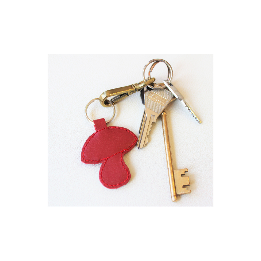 Porte clé ou bijou de sac amanite en cuir rouge et blanc